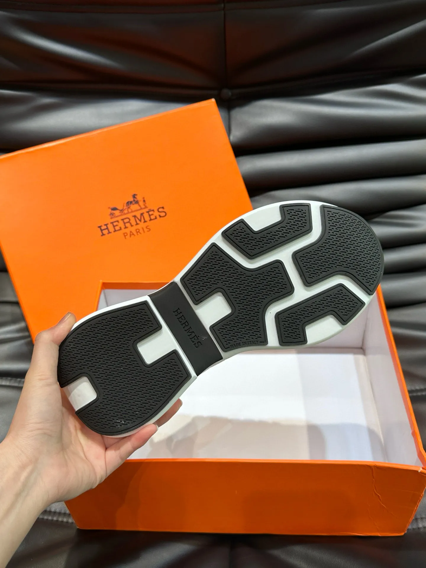 Factory price: 540💰HERMES/Hermes Hugo thick-soled sneakers are casual men's shoes. These sneakers are made of imported first-layer cowhide leather and breathable mesh design. The contrasting color design creates a dynamic and modern shape. The front end of the toe is decorated with natural-color rubber inlays. The style is novel and fashionable. The texture is incomparable, with cowhide lining and cowhide foot pads, the upper foot is comfortable and breathable, and the rubber sole is decorated with geometric patterns and iconic "H" details. A very personal one! Size: 39-44 (customized at 38.45)